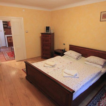 Cool 1 Bedroom Prokopska Apartment In Mala Strana ปราก ภายนอก รูปภาพ