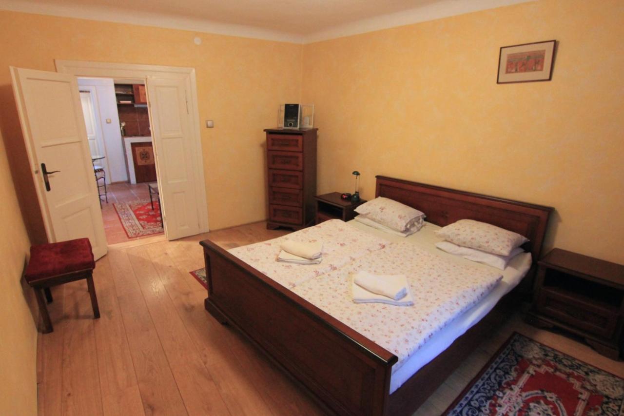 Cool 1 Bedroom Prokopska Apartment In Mala Strana ปราก ภายนอก รูปภาพ