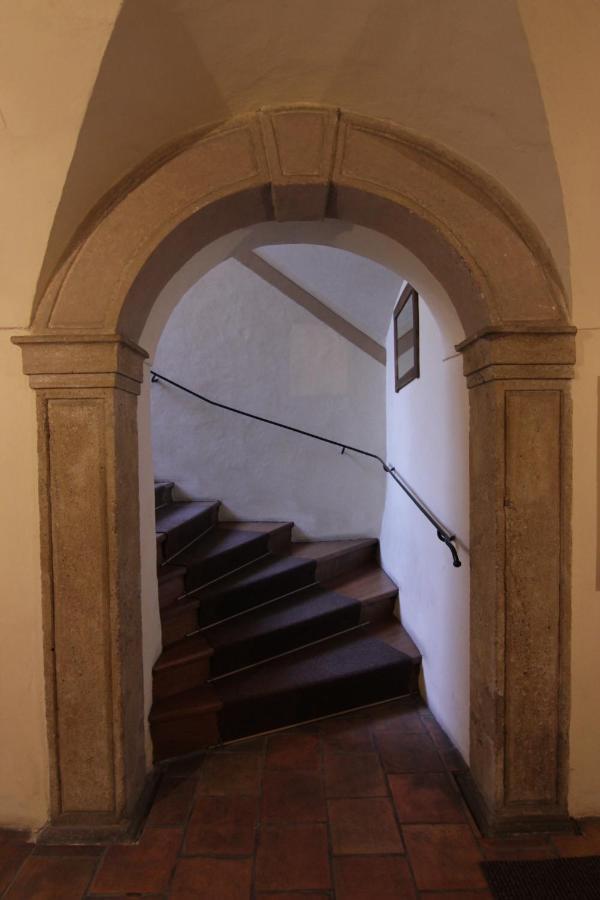 Cool 1 Bedroom Prokopska Apartment In Mala Strana ปราก ภายนอก รูปภาพ