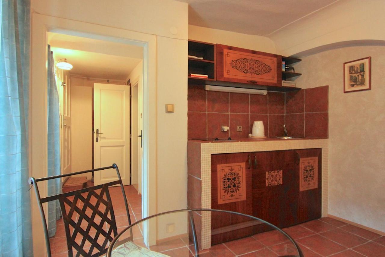 Cool 1 Bedroom Prokopska Apartment In Mala Strana ปราก ภายนอก รูปภาพ