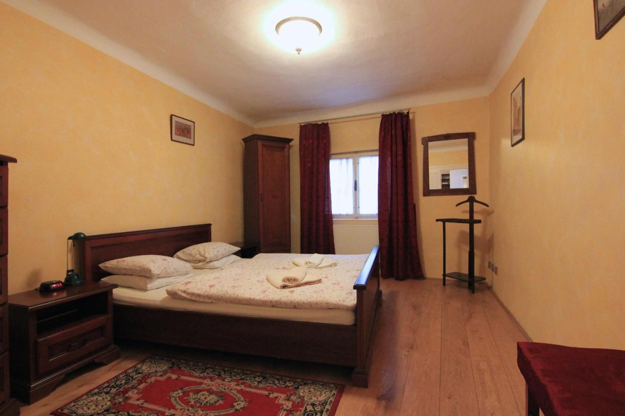 Cool 1 Bedroom Prokopska Apartment In Mala Strana ปราก ภายนอก รูปภาพ