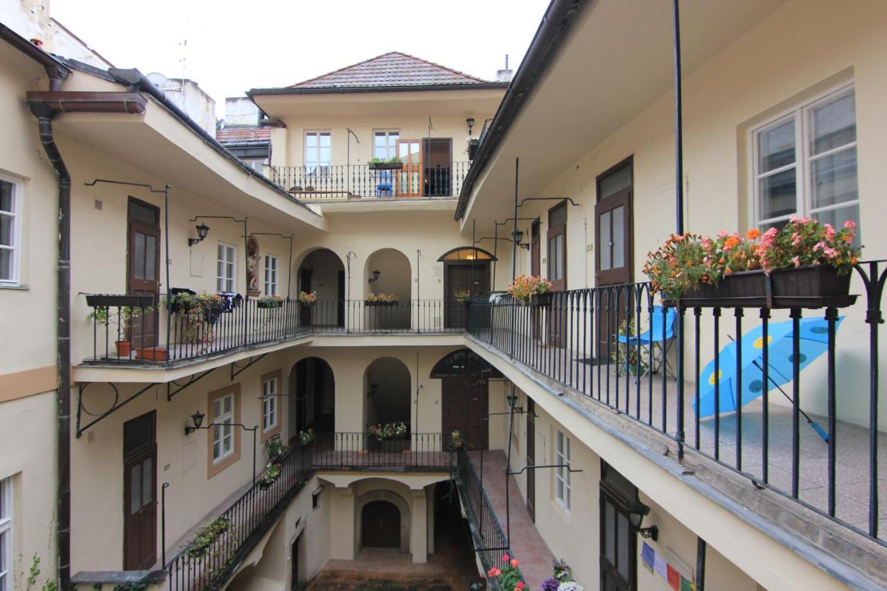 Cool 1 Bedroom Prokopska Apartment In Mala Strana ปราก ภายนอก รูปภาพ